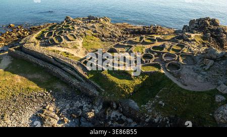 Splendida vista aerea di Castro de Baroña, un antico insediamento celtico dell'età del ferro su una penisola rocciosa in Galizia. La foto mostra la pietra circolare dw Foto Stock