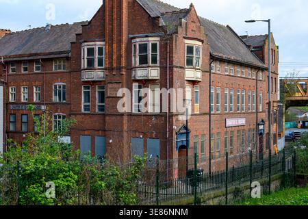 Charter Street ha fatto irruzione nella scuola e nella missione, uno storico edificio neogotico in mattoni rossi con finestre a bovindo, che si erge nel centro di manchester, in mostra Foto Stock