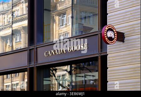 Francoforte, Germania - 8 aprile 2026: Il negozio Canada Goose mostra il logo sul fronte dell'edificio nell'area della città. Foto Stock