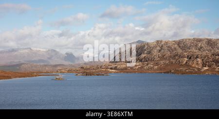 Loch Tollaidh sotto il sole invernale vicino a Poolewe, Wester Ross, Highlands scozzesi, Scozia, Regno Unito Foto Stock