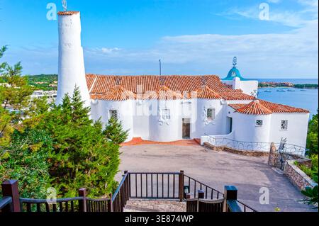 Veduta della Chiesa Stella Maris sullo sfondo del porto turistico e della costa di Porto Cervo, Costa Smeralda, Sardegna, Italia Foto Stock