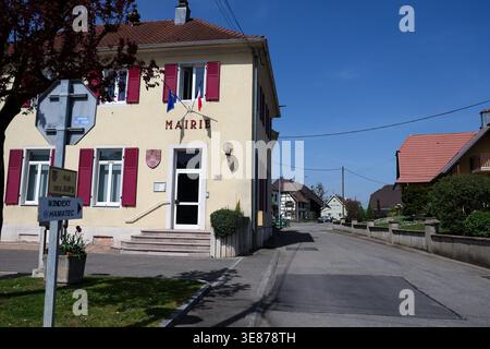 © PHOTOPQR/l'ALSACE/ANTONIN UTZ ; Hagenbach ; 11/04/2026 ; Une vue générale de la mairie d'Hagenbach à côté de la rue des Juifs. Le 6 avril 2026, les autorités découvraient un enfant de 9 ans à moitié habillé et sous alimenté dans une camionnette, séquestré par ses parents depuis Plus d'un an. Le 11 avril 2026, à Hagenbach (68). Hagenbach; 11 aprile 2026; Una vista da un giardino accanto all'appartamento (balcone sinistro al primo piano) dove risiedono i sospettati coinvolti nel rapimento del figlio. Il bambino di 9 anni era stato rinchiuso e tenuto prigioniero in un furgone per più di un anno, parcheggiato a F. Foto Stock