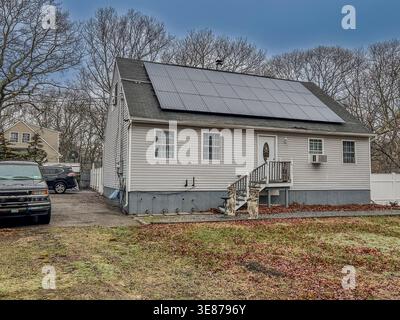 East Hampton, New York, Stati Uniti, Casa singola per famiglie con pannelli solari sul tetto, vista frontale Foto Stock
