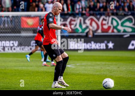 Bram Nuytinck del NEC Nijmegen si concentra sul pallone durante l'incontro olandese Eredivisie tra NEC Nijmegen e Feyenoord Rotterdam al GoffertStadium il 12 aprile 2026 a Nijmegen, nei Paesi Bassi. (Crediti: WART Brinkerhof/MTB-Photo/Alamy Live News) Foto Stock