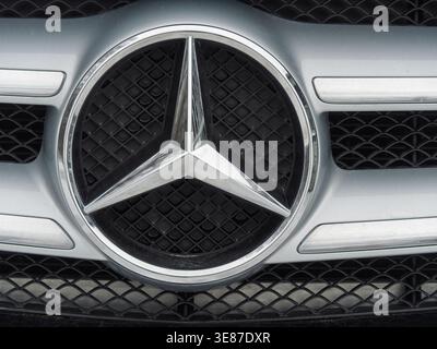Logo a stella a tre punte di un veicolo Mercedes-Benz. Foto Stock