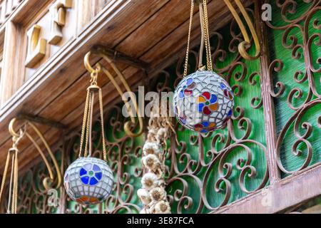 Colorate lampade a sfera in stile arabo a mosaico di vetro colorato appese al vecchio edificio della città del Cairo, in Egitto. Foto Stock