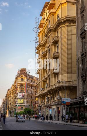 Cairo, Egitto, 24.07.22. Trafficata via Qasr al-Nil (piazza Talaat Harb) nel centro del Cairo, in Egitto, con architettura classica di stile moderno, automobili e persone Foto Stock
