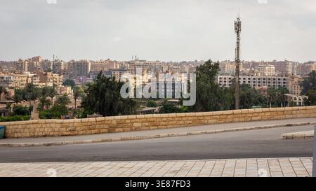 Cairo, Egitto, 25.07.21. Paesaggio urbano del Cairo, vista degli edifici della zona residenziale dall'altopiano di Giza. Foto Stock