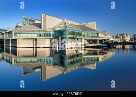 Regno Unito, East Yorkshire, Hull, Princes Dock, Princes Quay Shopping Centre e Hull Maritime Museum. Foto Stock