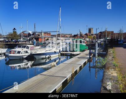 UK, East Yorkshire, Hull Marina guardando verso Hull Minster. Foto Stock