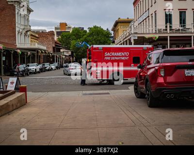 Sacramento, California, USA - 12 aprile 2026: Un veicolo rosso di emergenza dei vigili del fuoco di Sacramento è parcheggiato in una strada acciottolata nella vecchia Sacramen Foto Stock
