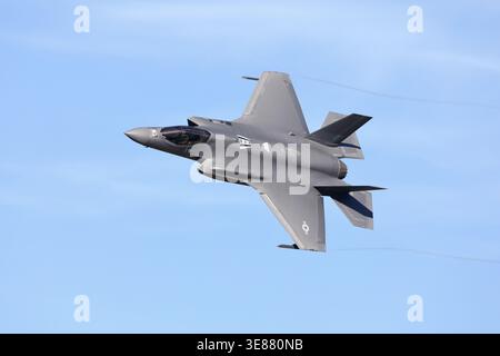 Un Lockheed Martin F-35A Lightning II della US Air Force, visto su un volo di basso livello sopra il Galles, nel marzo 2025. Foto Stock