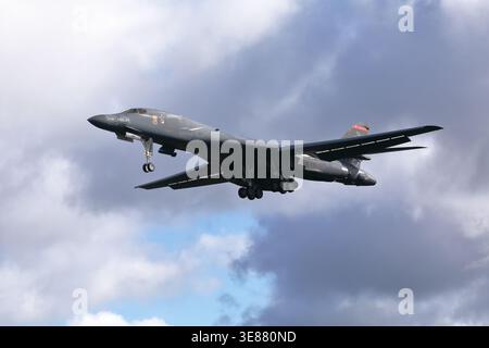 Un bombardiere Rockwell B-1B della US Air Force, di ritorno alla base aerea RAF Fairford, durante l'operazione Epic Fury, la mattina del 5 aprile 2026. Foto Stock