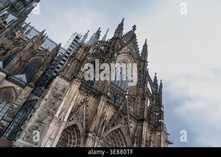 La facciata gotica della Cattedrale di Colonia e la Torre Germania la Cattedrale di Colonia è una chiesa cattolica romana a Colonia, in Germania. Foto Stock