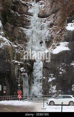 Una spettacolare cascata ghiacciata con enormi ghiaccioli aggrappati a una ripida parete rocciosa nella Valle Echerntal vicino a Hallstatt, Austria, durante l'inverno. Foto Stock