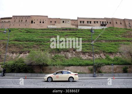 Erbil. 12 aprile 2026. Questa foto scattata il 12 aprile 2026 mostra una vista della Cittadella di Erbil nel centro di Erbil, Iraq. Crediti: Khalil Dawood/Xinhua/Alamy Live News Foto Stock