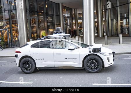 Londra, Regno Unito. 25 febbraio 2026. Un'auto a guida autonoma Waymo, un'auto elettrica Jaguar i Pace modificata che utilizza Lidar e ai to navi Foto Stock