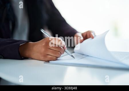 Firma dell'azienda, delle mani o del contratto in ufficio per il contratto di assunzione, la revisione delle informazioni o la selezione del personale. Dipendente, conformità o persona con accesso Foto Stock