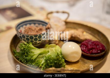 Piatto di Seder con piatti rituali tradizionali, tra cui caramelle, zeroa, beitzah, maror e karpa, rappresenta la storia dell'Esodo durante il Foto Stock