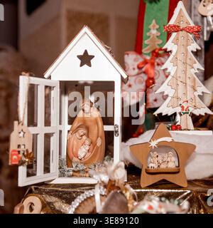 Presepe con decorazioni natalizie rustiche e statuette in mostra in legno. Foto Stock