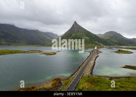 Strada aerea dei droni e ponti che collegano le isole fredvang a lofoten, norvegia. Montagne e fiordi creano un paesaggio suggestivo e suggestivo Foto Stock