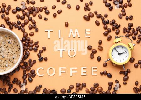 Invia il TESTO TIME TO COFFEE e la tazza di espresso caldo con chicchi su sfondo arancione Foto Stock