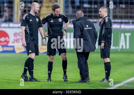 Markus Kauczinski (Chef-Trainer, TSV 1860 Muenchen) vor dem Spiel im Gespraech mit Johannes Droessler (Schiedsrichter-Assistent), Daniel Bartnitzki (Schiedsrichter) und Benjamin Strebinger (Schiedsrichter-Assistent) GER, TSV 1860 Muenchen vs. SSV Jahn Regensburg, Fussball, 3. Bundesliga, 33 anni. Spieltag, Saison 2025/2026, 12.04.2026. (LE NORMATIVE DFL DFB VIETANO QUALSIASI USO DI FOTOGRAFIE COME SEQUENZE DI IMMAGINI E/O QUASI-VIDEO). Foto: Eibner-Pressefoto/Heike Feiner Foto Stock