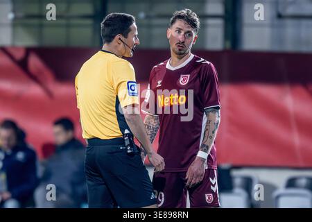 Daniel Bartnitzki (Schiedsrichter) im Gespraech mit Adrian Fein (SSV Jahn Regensburg, #29) GER, TSV 1860 Muenchen vs. SSV Jahn Regensburg, Fussball, 3. Bundesliga, 33 anni. Spieltag, Saison 2025/2026, 12.04.2026. (LE NORMATIVE DFL DFB VIETANO QUALSIASI USO DI FOTOGRAFIE COME SEQUENZE DI IMMAGINI E/O QUASI-VIDEO). Foto: Eibner-Pressefoto/Heike Feiner Foto Stock