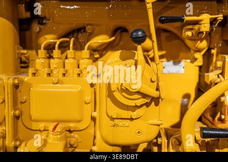 Primo piano del motore per trattori d'epoca in giallo, dettaglio industriale. Foto di alta qualità Foto Stock
