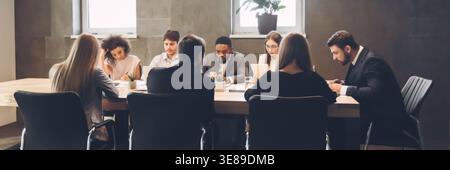 I colleghi di incontro e discussione nella sala riunioni Foto Stock