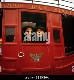 CLAUDIA CARDINALE e RITA HAYWORTH in CIRCUS WORLD (1964), diretto da HENRY HATHAWAY. Credito: FOTO/album DI IMPORTANZA FONDAMENTALE Foto Stock