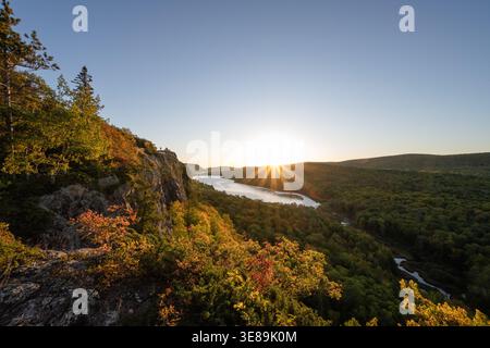 Il lago delle nuvole sorge all'alba nel parco naturale delle Porcupine Mountains Foto Stock