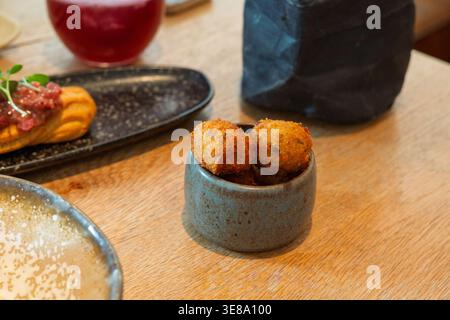 Crocchette fritte servite come antipasti presso un ristorante o bar Foto Stock