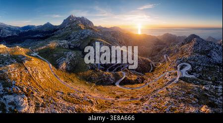 Foto panoramica del maestoso punto panoramico sulla strada di montagna di Coll dels Reis che si snoda verso il mare a Maiorca, in Spagna Foto Stock