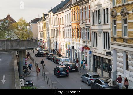 Bonn, Germania, 09.04.2026 - ampia vista sulla strada di Bonn, Germania, con edifici storici europei, auto parcheggiate e pedoni nella vita urbana quotidiana Foto Stock