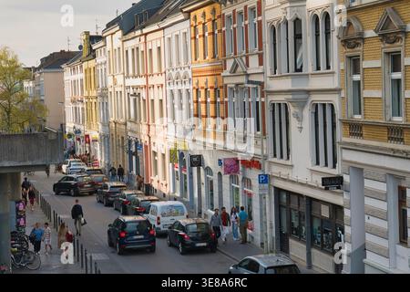 Bonn, Germania, 09.04.2026 - ampia vista sulla strada di Bonn, Germania, con edifici storici europei, auto parcheggiate e pedoni nella vita urbana quotidiana Foto Stock