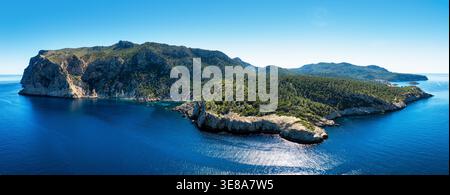 Vista dall'alto dell'accogliente baia Cala en Basset vicino al villaggio di Sant Elm, nella parte più occidentale di Maiorca, con barche ancorate, Spagna. Foto Stock