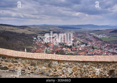 Muro di bastioni in pietra ricurvo restaurato con mattoni e abbraccio nella fortezza medievale di Rupea in Transilvania, Romania Foto Stock
