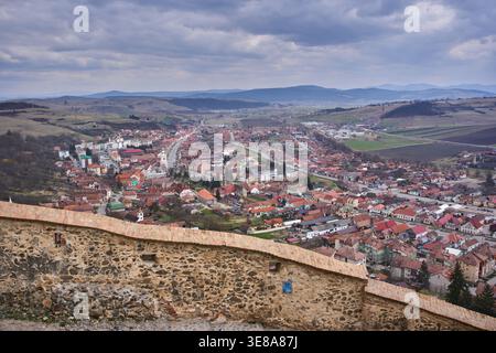 Muro di bastioni in pietra ricurvo restaurato con mattoni e abbraccio nella fortezza medievale di Rupea in Transilvania, Romania Foto Stock