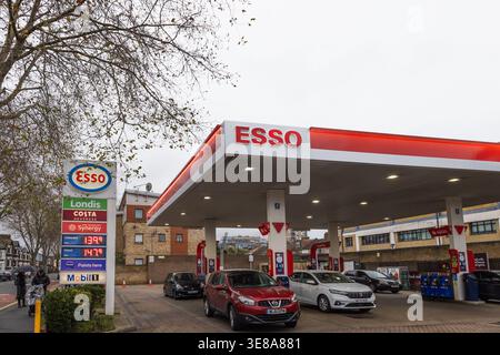 Stazione di servizio esso con auto in pieno. Londra, Regno Unito, 25 dicembre 2023 Foto Stock