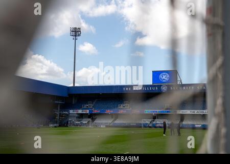Londra, Regno Unito. 12 aprile 2026. LONDRA, INGHILTERRA - 12 aprile: Vista del terreno prima della partita WNL SED1 tra Queens Park Rangers e London Bees al Matrade Loftus Road Stadium il 12 aprile a Londra, Inghilterra. (Foto di Mike Turner/Sports Press Photo) credito: SPP Sport Press Photo. /Alamy Live News Foto Stock