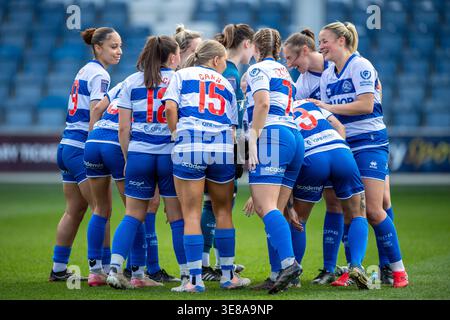 Londra, Regno Unito. 12 aprile 2026. LONDRA, INGHILTERRA - 12 aprile: La squadra QPR si accosta prima della partita WNL SED1 tra Queens Park Rangers e api di Londra al Matrade Loftus Road Stadium il 12 aprile a Londra, Inghilterra. (Foto di Mike Turner/Sports Press Photo) credito: SPP Sport Press Photo. /Alamy Live News Foto Stock