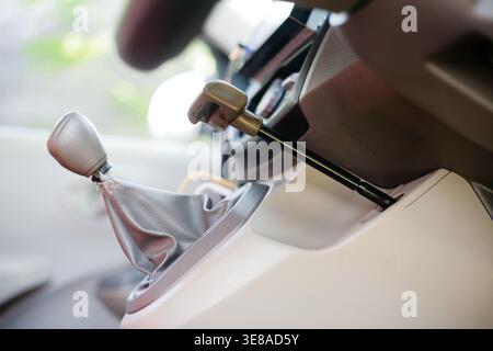 Cambio manuale e freno a mano sulla vettura del cruscotto Foto Stock