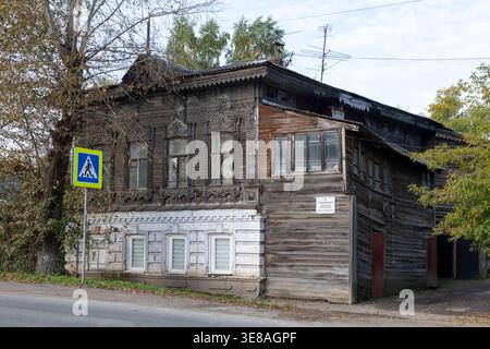 TOMSK, RUSSIA - 14 SETTEMBRE 2025: Un vecchio condominio (fine XIX secolo). Tatarskaya Sloboda, Tomsk, Russia Foto Stock