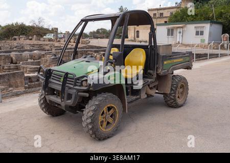 John Deere Gator 855D Utility Vehicle parcheggiato in un sito archeologico Foto Stock