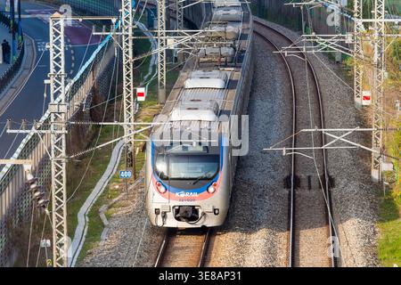 Treno della metropolitana KORAIL a Seoul, Corea del Sud. Il treno, caratterizzato da un corpo argentato con dettagli blu e rossi, viene catturato in movimento. Foto Stock
