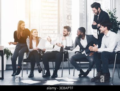Colleghi di lavoro che discutono idee durante una riunione in ufficio Foto Stock