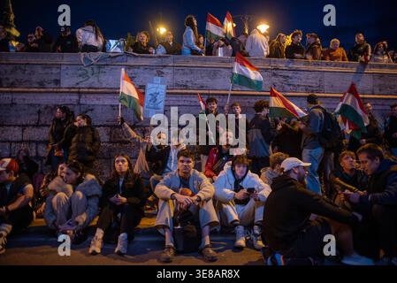 Budapest, Ungheria. 12 aprile 2026. I sostenitori del partito Tisza aspettano i risultati elettorali a Budapest. I sostenitori del partito Tisza si sono riuniti in piazza Batthyany a Budapest di fronte al Parlamento ungherese per il partito di attesa dei risultati elettorali. Credito: SOPA Images Limited/Alamy Live News Foto Stock