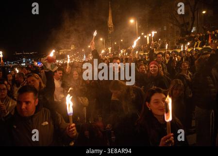Budapest, Ungheria. 12 aprile 2026. I tifosi tengono le torce sulla festa di Budapest. I sostenitori del partito Tisza si sono riuniti in piazza Batthyany a Budapest di fronte al Parlamento ungherese per il partito di attesa dei risultati elettorali. Credito: SOPA Images Limited/Alamy Live News Foto Stock
