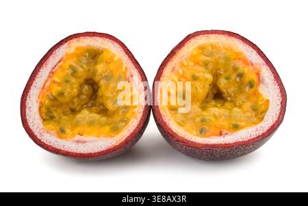 Frutto della passione fresco maturo tagliato a metà e isolato su sfondo bianco, con polpa e semi succosi. Frutta esotica tropicale fotografata in studio, io Foto Stock